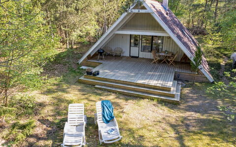Jörn - 800M from the Sea: Möbel, Interior Design, Flooring, Holz, Fussboden, Decke, Holzboden, Stuhl, Tabelle, Beleuchtung