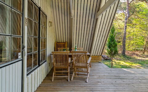 Jörn - 800M from the Sea: Möbel, Interior Design, Flooring, Holz, Fussboden, Decke, Holzboden, Stuhl, Tabelle, Beleuchtung