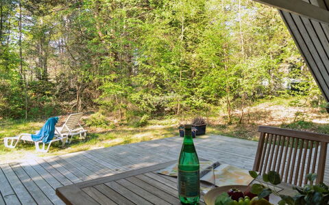 Jörn - 800M from the Sea: Möbel, Interior Design, Flooring, Holz, Fussboden, Decke, Holzboden, Stuhl, Tabelle, Beleuchtung