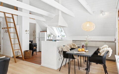 Jörn - 800M from the Sea: Möbel, Interior Design, Flooring, Holz, Fussboden, Decke, Holzboden, Stuhl, Tabelle, Beleuchtung