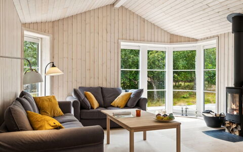 Grethe - 750M from the Sea: Möbel, Interior Design, Flooring, Holz, Fussboden, Wohnzimmer, Holzboden, Zimmer, Decke, Couch