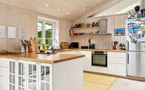 Grethe - 750M from the Sea: Küche, Küchengerät, Countertop, Holz, Major Appliance, Flooring, Möbel, Interior Design, Decke, Cabinetry