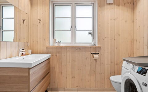 Grethe - 750M from the Sea: Flooring, Fussboden, Holz, Armatur, Interior Design, Badezimmerschrank, Sinken, Badezimmer, Decke, Installation