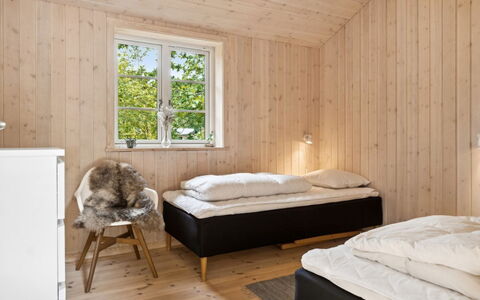 Grethe - 750M from the Sea: Holz, Schlafzimmer, Interior Design, Bett, Zuhause, Möbel, Bedding, Fussboden, Bettdecke, Decke