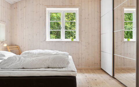 Grethe - 750M from the Sea: Holz, Flooring, Fussboden, Interior Design, Schlafzimmer, Decke, Zimmer, Holzboden, Bett, Planke