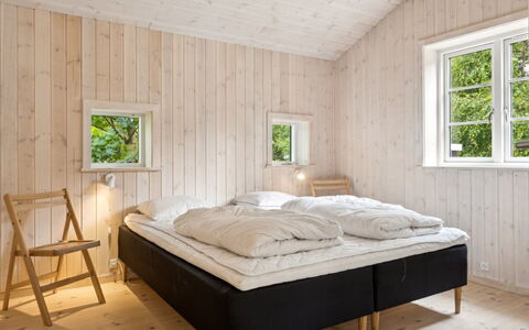 Grethe - 750M from the Sea: Holz, Flooring, Schlafzimmer, Fussboden, Interior Design, Decke, Bett, Holzboden, Bedding, Bettdecke