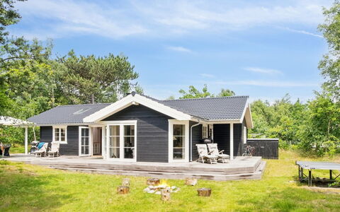 Grethe - 1Km from the Sea: Möbel, Interior Design, Flooring, Holz, Fussboden, Decke, Holzboden, Stuhl, Tabelle, Beleuchtung