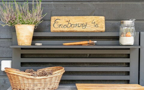 Grethe - 1Km from the Sea: Möbel, Interior Design, Flooring, Holz, Fussboden, Decke, Holzboden, Stuhl, Tabelle, Beleuchtung