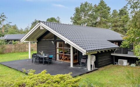 Wilgrib - 400M from the Sea: Dach, Haus, Grundstueck, Zuhause, Hütte, Estate, Gartenbauten, Schatten, Blockhaus, Landscaping