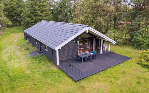 Wilgrib - 400M from the Sea: Dach, Haus, Grundstueck, Zuhause, Hütte, Estate, Gartenbauten, Schatten, Blockhaus, Landscaping