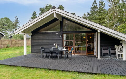Wilgrib - 400M from the Sea: Dach, Haus, Grundstueck, Zuhause, Hütte, Estate, Gartenbauten, Schatten, Blockhaus, Landscaping