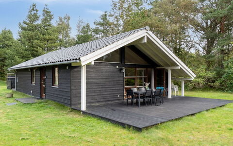 Wilgrib - 400M from the Sea: Dach, Haus, Grundstueck, Zuhause, Hütte, Estate, Gartenbauten, Schatten, Blockhaus, Landscaping