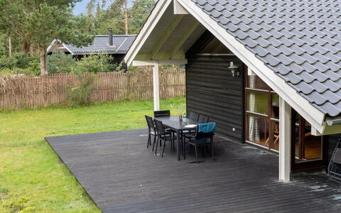 Wilgrib - 400M from the Sea: Dach, Haus, Grundstueck, Zuhause, Hütte, Estate, Gartenbauten, Schatten, Blockhaus, Landscaping