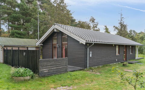 Wilgrib - 400M from the Sea: Dach, Haus, Grundstueck, Zuhause, Hütte, Estate, Gartenbauten, Schatten, Blockhaus, Landscaping