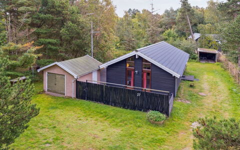 Wilgrib - 400M from the Sea: Dach, Haus, Grundstueck, Zuhause, Hütte, Estate, Gartenbauten, Schatten, Blockhaus, Landscaping