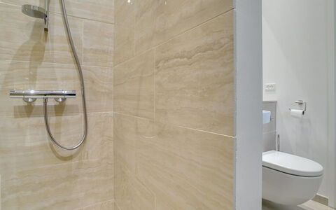 Rikkie - 150M to the Fjord: Badezimmer, Armatur, Flooring, Fussboden, Interior Design, Toilette, Installation, Fliese, Zapfhahn, Dusche