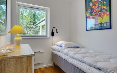 Rikkie - 150M to the Fjord: Schlafzimmer, Fussboden, Interior Design, Flooring, Bett, Decke, Bedding, Bettdecke, Bettrahmen, Zimmer