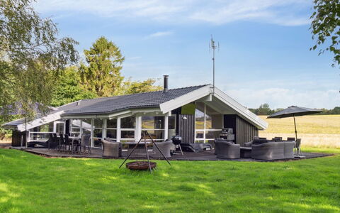 Rik - 350M from the Sea: Wohngebiet, Dach, Vorort, Auffahrt, Estate, Kamin