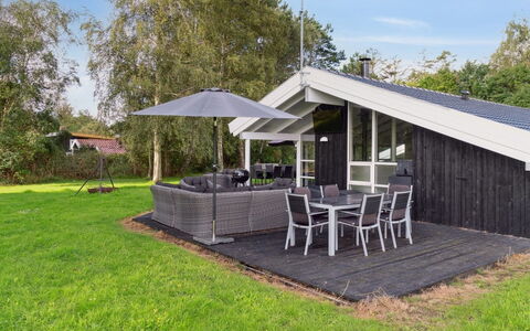Rik - 350M from the Sea: Wohngebiet, Dach, Vorort, Auffahrt, Estate, Kamin