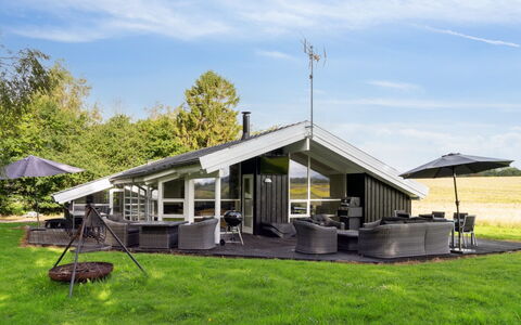Rik - 350M from the Sea: Wohngebiet, Dach, Vorort, Auffahrt, Estate, Kamin