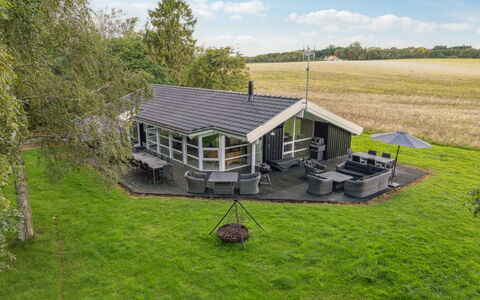 Rik - 350M from the Sea: Wohngebiet, Dach, Vorort, Auffahrt, Estate, Kamin