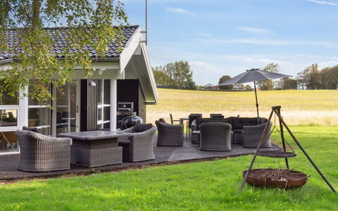 Rik - 350M from the Sea: Wohngebiet, Dach, Vorort, Auffahrt, Estate, Kamin
