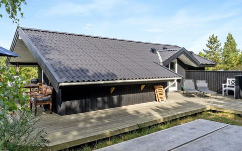 Lisbeth - 400M from the Sea: Dach, Haus, Zuhause, Hütte, Abstellgleis, Estate, Auffahrt, Gartenbauten, Garten, Schuppen