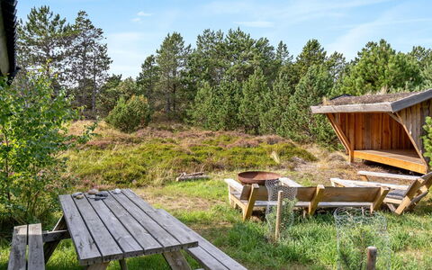 Lisbeth - 400M from the Sea: Dach, Haus, Zuhause, Hütte, Abstellgleis, Estate, Auffahrt, Gartenbauten, Garten, Schuppen