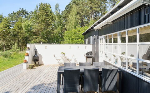 Claudine - 300M from the Sea: Dach, Haus, Zuhause, Hütte, Abstellgleis, Estate, Auffahrt, Gartenbauten, Garten, Schuppen