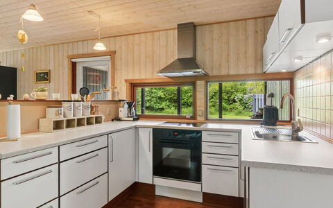 Linda - 600M from the Sea: Küche, Countertop, Küchengerät, Interior Design, Flooring, Cabinetry, Holz, Möbel, Decke, Light Fixture