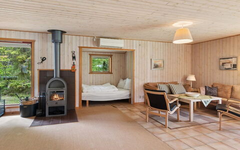 Linda - 600M from the Sea: Möbel, Interior Design, Flooring, Fussboden, Holz, Decke, Zimmer, Wohnzimmer, Beleuchtung, Couch