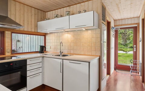 Linda - 600M from the Sea: Küche, Countertop, Küchengerät, Flooring, Interior Design, Holz, Major Appliance, Fussboden, Cabinetry, Decke