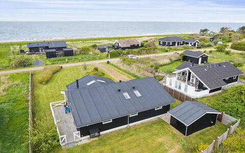 Ewa - 75M from the Sea: Dach, Haus, Zuhause, Hütte, Abstellgleis, Estate, Auffahrt, Gartenbauten, Garten, Schuppen