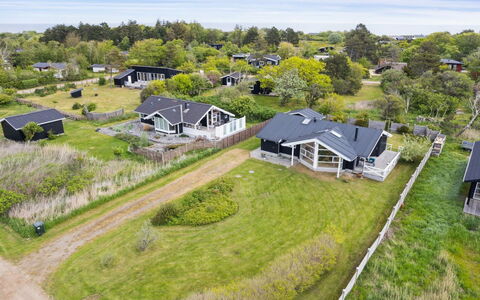 Ewa - 75M from the Sea: Dach, Haus, Zuhause, Hütte, Abstellgleis, Estate, Auffahrt, Gartenbauten, Garten, Schuppen