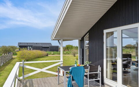 Ewa - 75M from the Sea: Dach, Haus, Zuhause, Hütte, Abstellgleis, Estate, Auffahrt, Gartenbauten, Garten, Schuppen