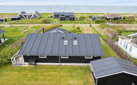 Ewa - 75M from the Sea: Dach, Haus, Zuhause, Hütte, Abstellgleis, Estate, Auffahrt, Gartenbauten, Garten, Schuppen