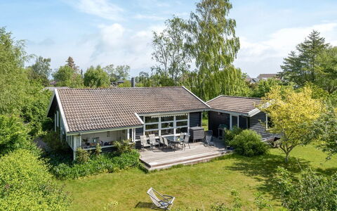 Gærmund - 350M from the Sea: Dach, Haus, Grundstueck, Zuhause, Hütte, Estate, Gartenbauten, Schatten, Blockhaus, Landscaping