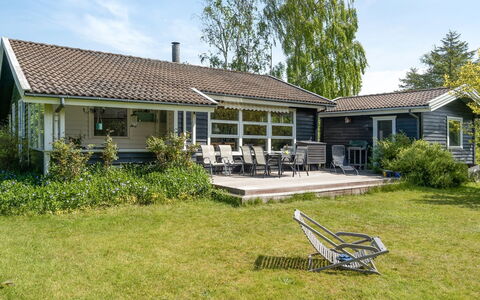 Gærmund - 350M from the Sea: Dach, Haus, Grundstueck, Zuhause, Hütte, Estate, Gartenbauten, Schatten, Blockhaus, Landscaping
