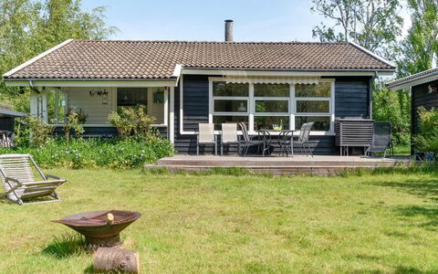 Gærmund - 350M from the Sea: Dach, Haus, Grundstueck, Zuhause, Hütte, Estate, Gartenbauten, Schatten, Blockhaus, Landscaping