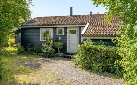 Gærmund - 350M from the Sea: Dach, Haus, Grundstueck, Zuhause, Hütte, Estate, Gartenbauten, Schatten, Blockhaus, Landscaping