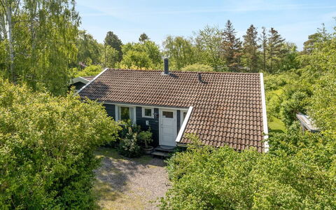 Gærmund - 350M from the Sea: Dach, Haus, Grundstueck, Zuhause, Hütte, Estate, Gartenbauten, Schatten, Blockhaus, Landscaping