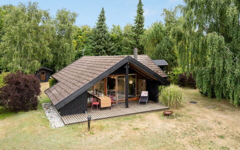 Ija - 200M from the Sea: Dach, Haus, Grundstueck, Zuhause, Hütte, Estate, Gartenbauten, Schatten, Blockhaus, Landscaping
