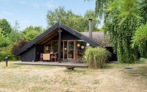 Ija - 200M from the Sea: Dach, Haus, Grundstueck, Zuhause, Hütte, Estate, Gartenbauten, Schatten, Blockhaus, Landscaping