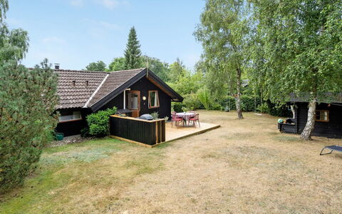 Ija - 200M from the Sea: Dach, Haus, Grundstueck, Zuhause, Hütte, Estate, Gartenbauten, Schatten, Blockhaus, Landscaping