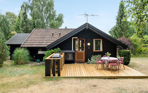 Ija - 200M from the Sea: Dach, Haus, Grundstueck, Zuhause, Hütte, Estate, Gartenbauten, Schatten, Blockhaus, Landscaping