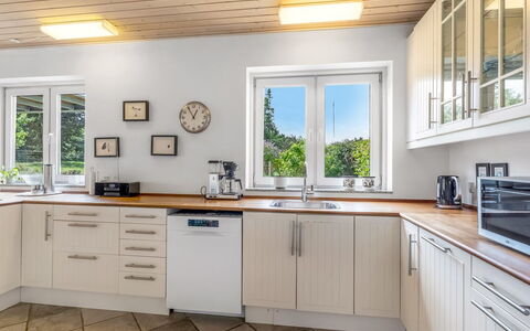 Ettie - 6Km from the Sea: Küche, Küchengerät, Flooring, Holz, Countertop, Interior Design, Cabinetry, Major Appliance, Zuhause, Möbel