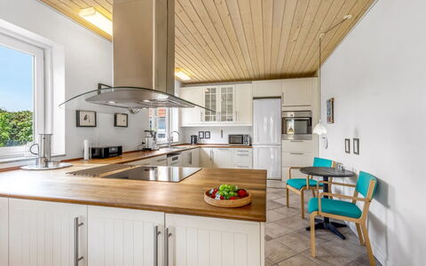 Ettie - 6Km from the Sea: Möbel, Küche, Interior Design, Flooring, Countertop, Holz, Decke, Cabinetry, Fussboden, Light Fixture
