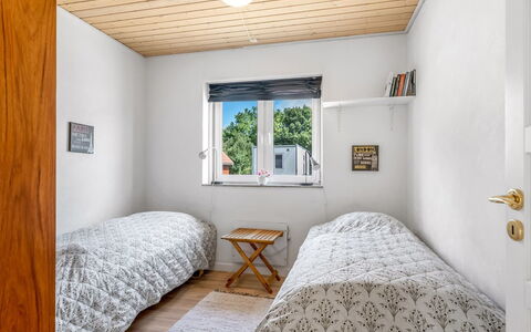 Ettie - 6Km from the Sea: Wand, Holz, Schlafzimmer, Fussboden, Flooring, Decke, Bett, Interior Design, Bedding, Bettdecke