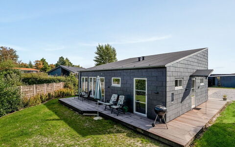 Ilkka - 175M from the Sea: Möbel, Interior Design, Flooring, Holz, Fussboden, Decke, Holzboden, Stuhl, Tabelle, Beleuchtung