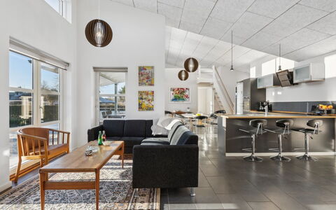 Bjerne - 200M from the Sea: Möbel, Interior Design, Flooring, Holz, Fussboden, Decke, Holzboden, Stuhl, Tabelle, Beleuchtung